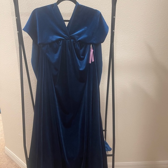 Plus size velvet infinity dress - Picture 3 of 4